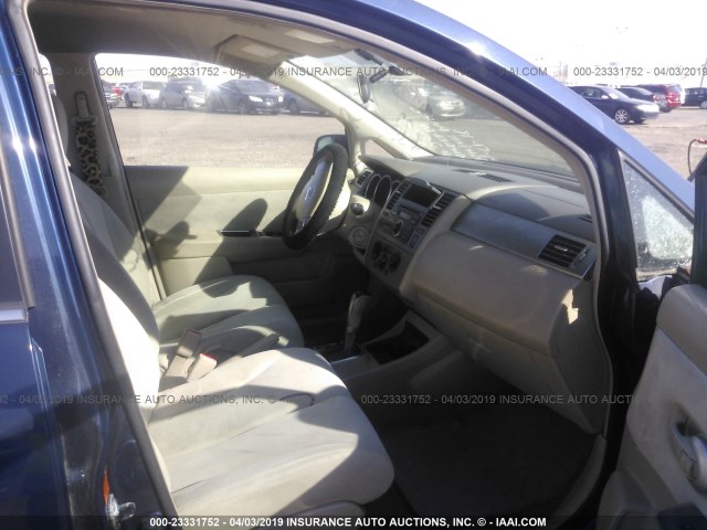 3N1BC11E18L416415 - 2008 NISSAN VERSA S/SL BLUE photo 5