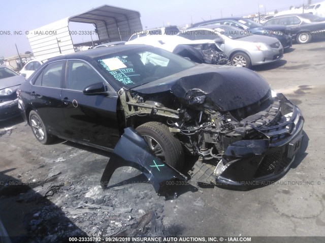 4T1BF1FKXFU040329 - 2015 TOYOTA CAMRY LE/XLE/SE/XSE შავი ფოტო 1