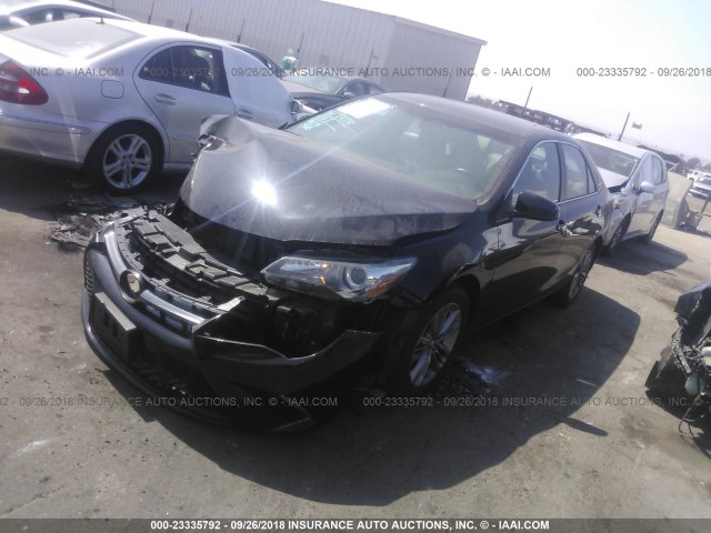 4T1BF1FKXFU040329 - 2015 TOYOTA CAMRY LE/XLE/SE/XSE შავი ფოტო 2
