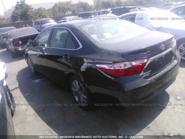 4T1BF1FKXFU040329 - 2015 TOYOTA CAMRY LE/XLE/SE/XSE შავი ფოტო 3