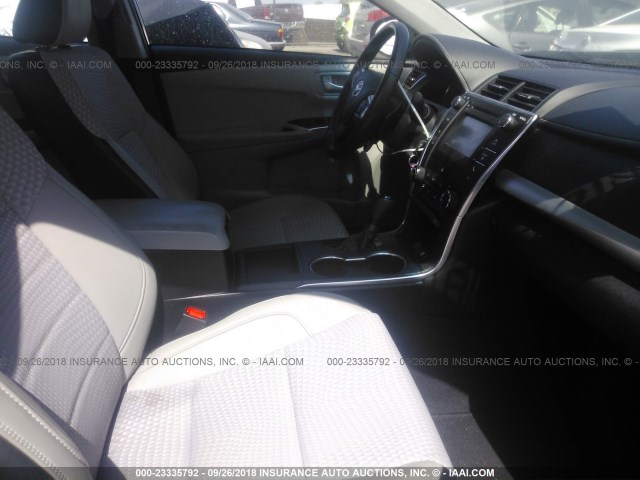 4T1BF1FKXFU040329 - 2015 TOYOTA CAMRY LE/XLE/SE/XSE შავი ფოტო 5