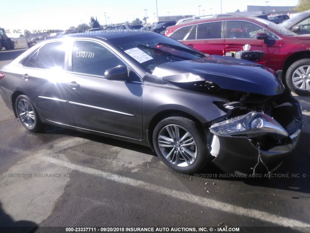 4T1BF1FK8FU067500 - 2015 TOYOTA CAMRY ნაცრისფერი ფოტო 1