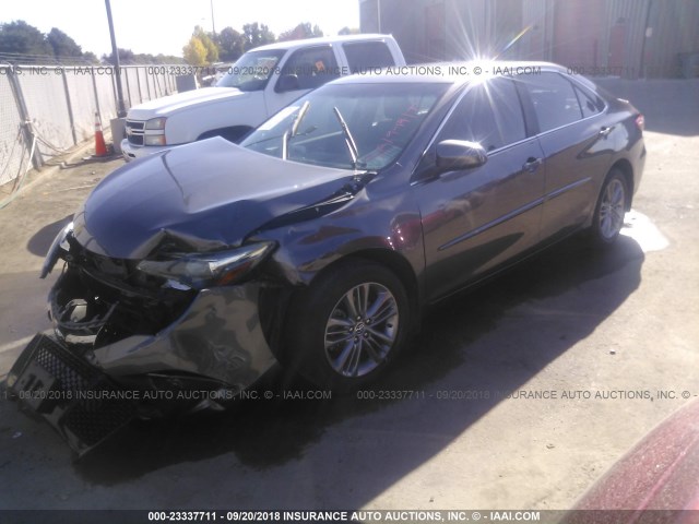 4T1BF1FK8FU067500 - 2015 TOYOTA CAMRY ნაცრისფერი ფოტო 2
