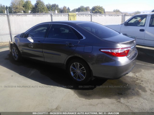 4T1BF1FK8FU067500 - 2015 TOYOTA CAMRY ნაცრისფერი ფოტო 3