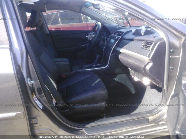 4T1BF1FK8FU067500 - 2015 TOYOTA CAMRY ნაცრისფერი ფოტო 5
