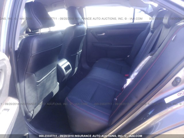 4T1BF1FK8FU067500 - 2015 TOYOTA CAMRY ნაცრისფერი ფოტო 8