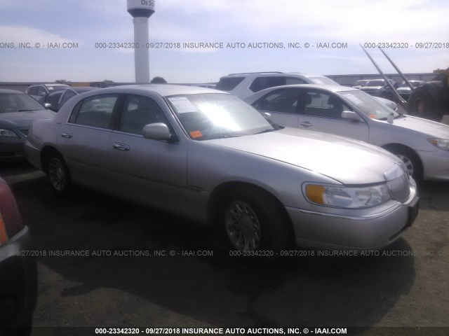 1LNFM82W6WY674254 - 1998 LINCOLN TOWN CAR SIGNATURE Light Blue photo 1