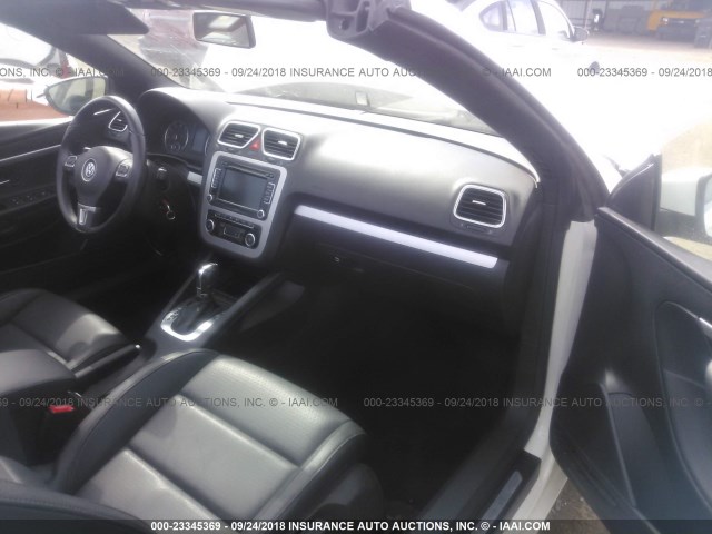 WVWBW7AH1CV000388 - 2012 VOLKSWAGEN EOS KOMFORT WHITE photo 5