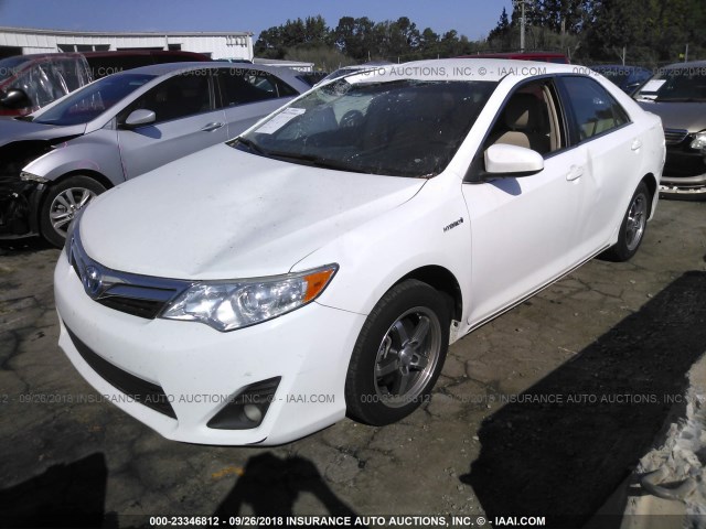 4T1BD1FK6CU032083 - 2012 TOYOTA CAMRY HYBRID/LE/XLE WHITE photo 2