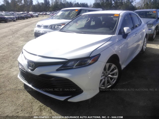 JTNB11HK3J3008431 - 2018 TOYOTA CAMRY L/LE/XLE/SE/XSE WHITE photo 2