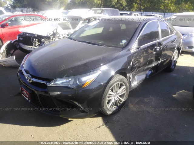 4T1BF1FK9HU753712 - 2017 TOYOTA CAMRY LE/XLE/SE/XSE BLACK photo 2