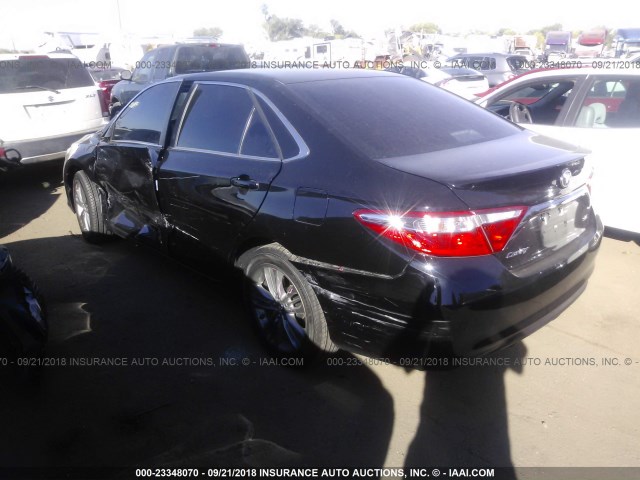 4T1BF1FK9HU753712 - 2017 TOYOTA CAMRY LE/XLE/SE/XSE BLACK photo 3