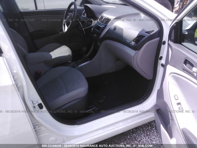 KMHCT4AE6GU133639 - 2016 HYUNDAI ACCENT SE WHITE photo 5