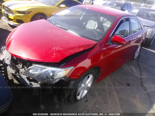 4T1BF1FK0EU828261 - 2014 TOYOTA CAMRY L/SE/LE/XLE RED photo 2