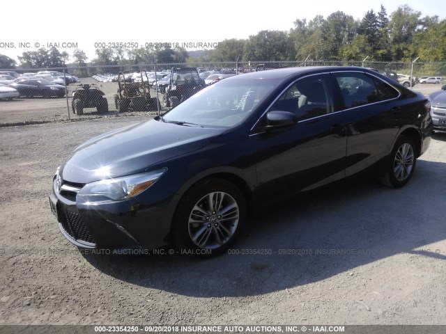 4T1BF1FK5HU400139 - 2017 TOYOTA CAMRY LE/XLE/SE/XSE BLACK photo 2