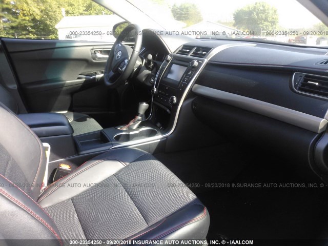 4T1BF1FK5HU400139 - 2017 TOYOTA CAMRY LE/XLE/SE/XSE BLACK photo 5