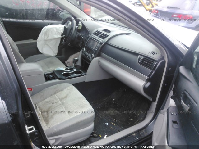 4T1BF1FK1DU213149 - 2013 TOYOTA CAMRY L/SE/LE/XLE 灰色 照片 5
