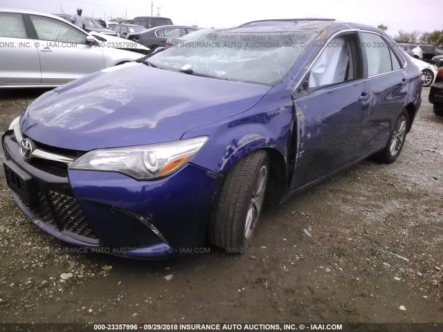 4T1BF1FK2FU940044 - 2015 TOYOTA CAMRY LE/XLE/SE/XSE BLUE photo 2