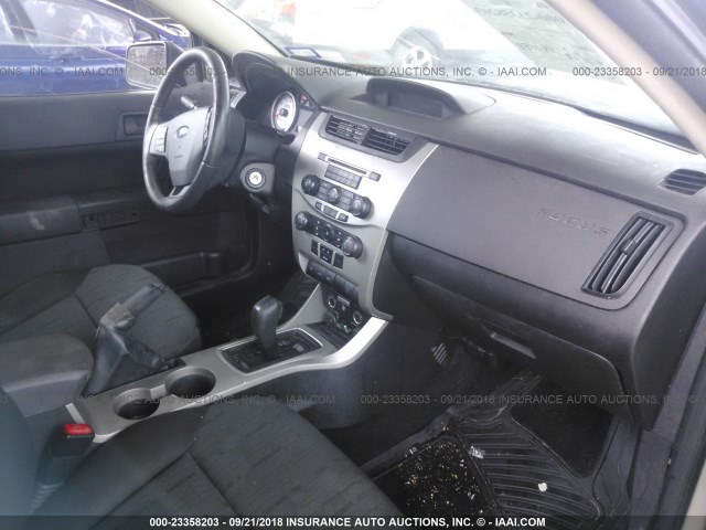 1FAHP33N58W300171 - 2008 FORD FOCUS SE/SEL/SES GRAY photo 5