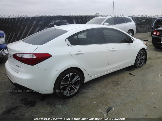 KNAFX4A8XG5490992 - 2016 KIA FORTE EX WHITE photo 4