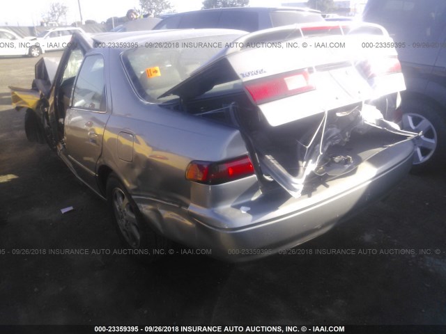 JT2BF28K8X0183319 - 1999 TOYOTA CAMRY LE/XLE BEIGE photo 3