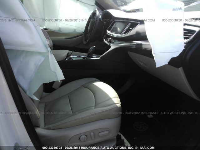 5GAERBKW8JJ282166 - 2018 BUICK ENCLAVE ESSENCE WHITE photo 5