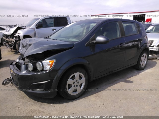 1G1JA6SH3D4229691 - 2013 CHEVROLET SONIC LS 灰色 照片 2