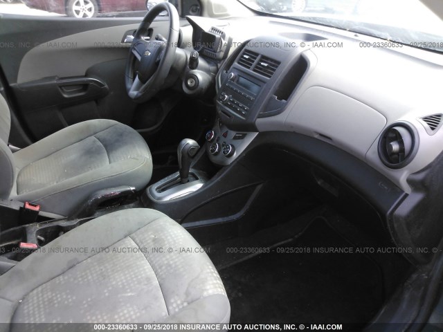 1G1JA6SH3D4229691 - 2013 CHEVROLET SONIC LS 灰色 照片 5