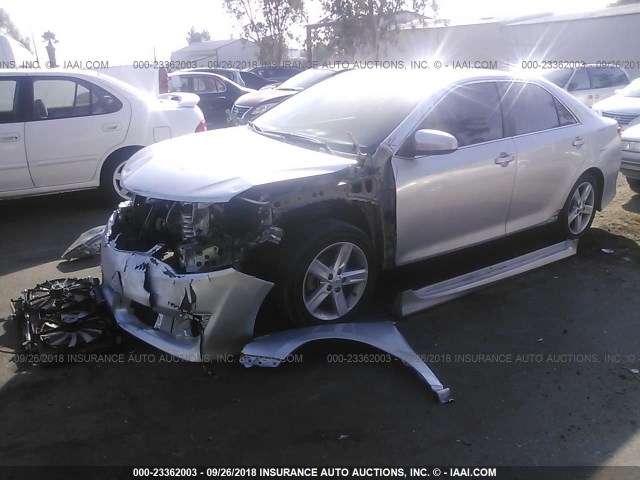 4T1BF1FK7EU308624 - 2014 TOYOTA CAMRY L/SE/LE/XLE 银色 照片 2