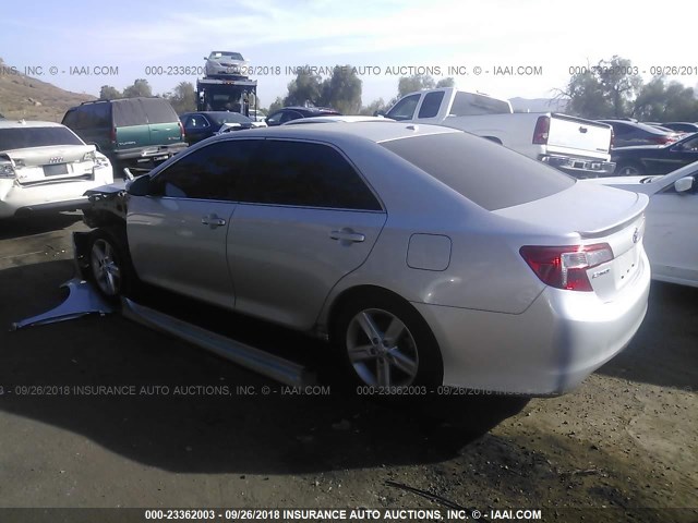 4T1BF1FK7EU308624 - 2014 TOYOTA CAMRY L/SE/LE/XLE 银色 照片 3