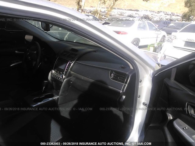4T1BF1FK7EU308624 - 2014 TOYOTA CAMRY L/SE/LE/XLE 银色 照片 5