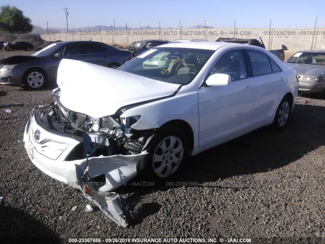 4T1BK3EK6BU611754 - 2011 TOYOTA CAMRY SE/LE/XLE WHITE photo 2