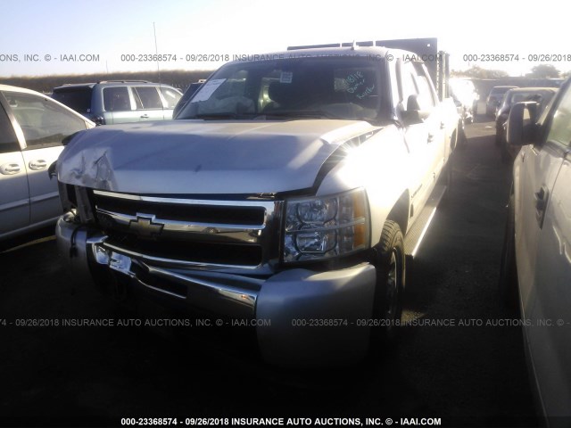 3GCPKREA4BG231187 - 2011 CHEVROLET SILVERADO K1500 LS SILVER photo 2