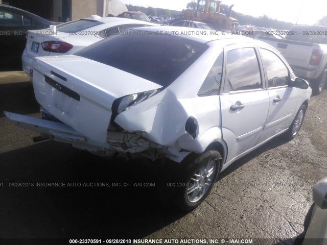 1FAFP34N17W321488 - 2007 FORD FOCUS ZX4/S/SE/SES WHITE photo 4