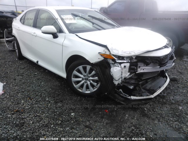 JTNB11HK5J3005725 - 2018 TOYOTA CAMRY L/LE/XLE/SE/XSE WHITE photo 1