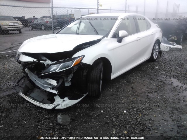 JTNB11HK5J3005725 - 2018 TOYOTA CAMRY L/LE/XLE/SE/XSE WHITE photo 2