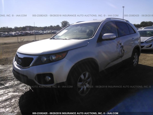 5XYKT3A62DG355384 - 2013 KIA SORENTO LX SILVER photo 2