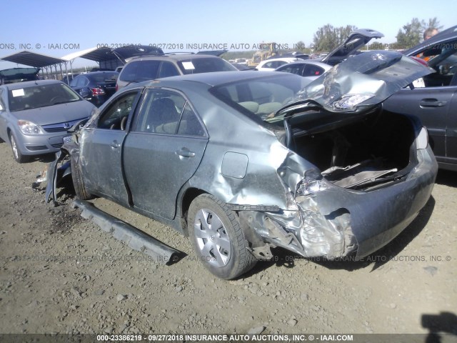 4T4BE46K48R021482 - 2008 TOYOTA CAMRY CE/LE/XLE/SE SILVER photo 3
