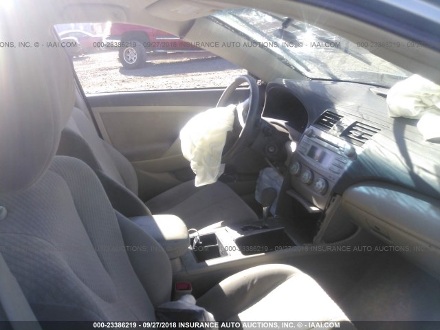 4T4BE46K48R021482 - 2008 TOYOTA CAMRY CE/LE/XLE/SE SILVER photo 5