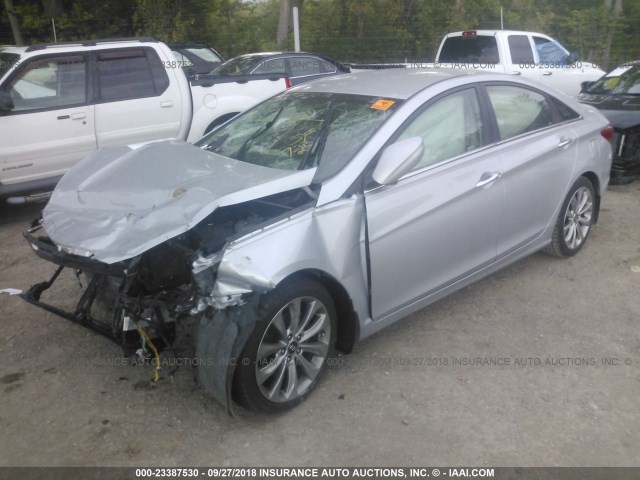 5NPEC4AC2DH583497 - 2013 HYUNDAI SONATA SE/LIMITED SILVER photo 2