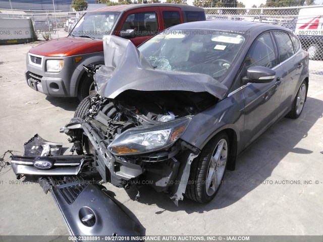 1FAHP3N22CL290843 - 2012 FORD FOCUS TITANIUM GRAY photo 2