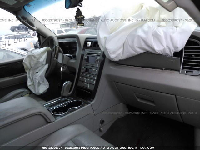 5LMJJ2J55AEJ05167 - 2010 LINCOLN NAVIGATOR 银色 照片 5