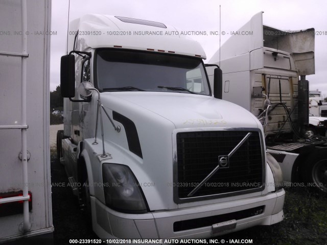 4V4NC9GH37N455844 - 2007 VOLVO VNL L WHITE photo 1