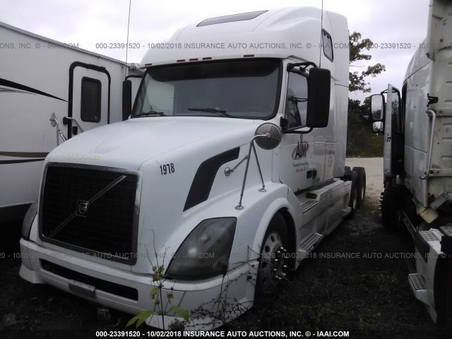 4V4NC9GH37N455844 - 2007 VOLVO VNL L WHITE photo 2