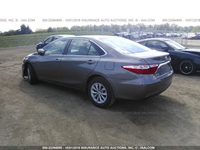 4T1BF1FK5GU243369 - 2016 TOYOTA CAMRY LE/XLE/SE/XSE GRAY photo 3
