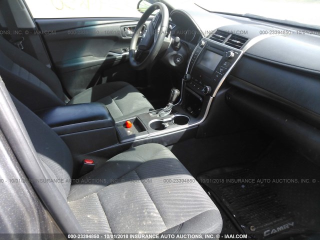 4T1BF1FK5GU243369 - 2016 TOYOTA CAMRY LE/XLE/SE/XSE GRAY photo 5