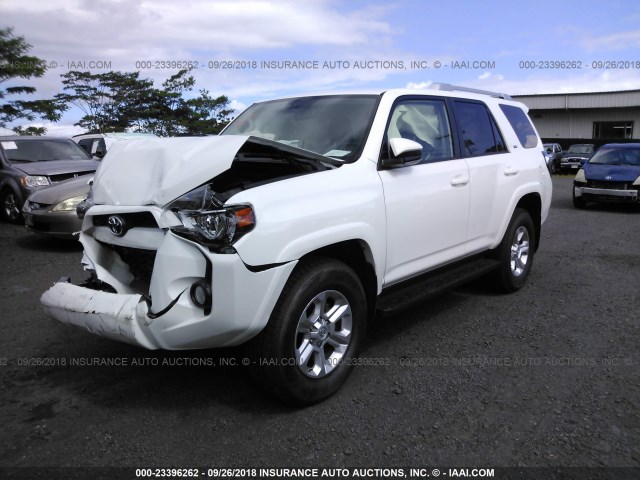 JTEBU5JR6J5602800 - 2018 TOYOTA 4RUNNER SR5 PREM/LTDL/TRAIL/TRD WHITE photo 2