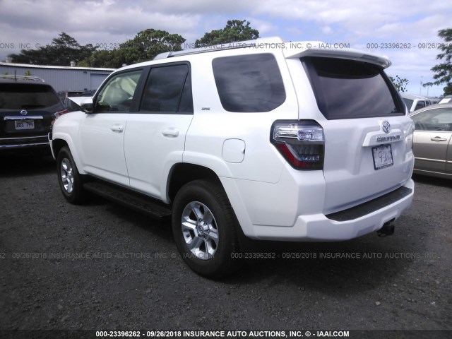 JTEBU5JR6J5602800 - 2018 TOYOTA 4RUNNER SR5 PREM/LTDL/TRAIL/TRD WHITE photo 3