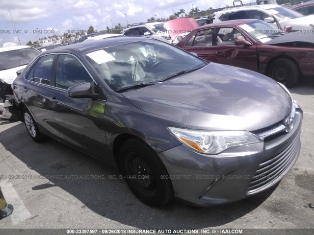 4T4BF1FKXFR479309 - 2015 TOYOTA CAMRY LE/XLE/SE/XSE GRAY photo 1