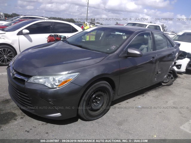 4T4BF1FKXFR479309 - 2015 TOYOTA CAMRY LE/XLE/SE/XSE GRAY photo 2